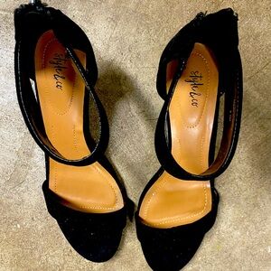 Black low heel shoes